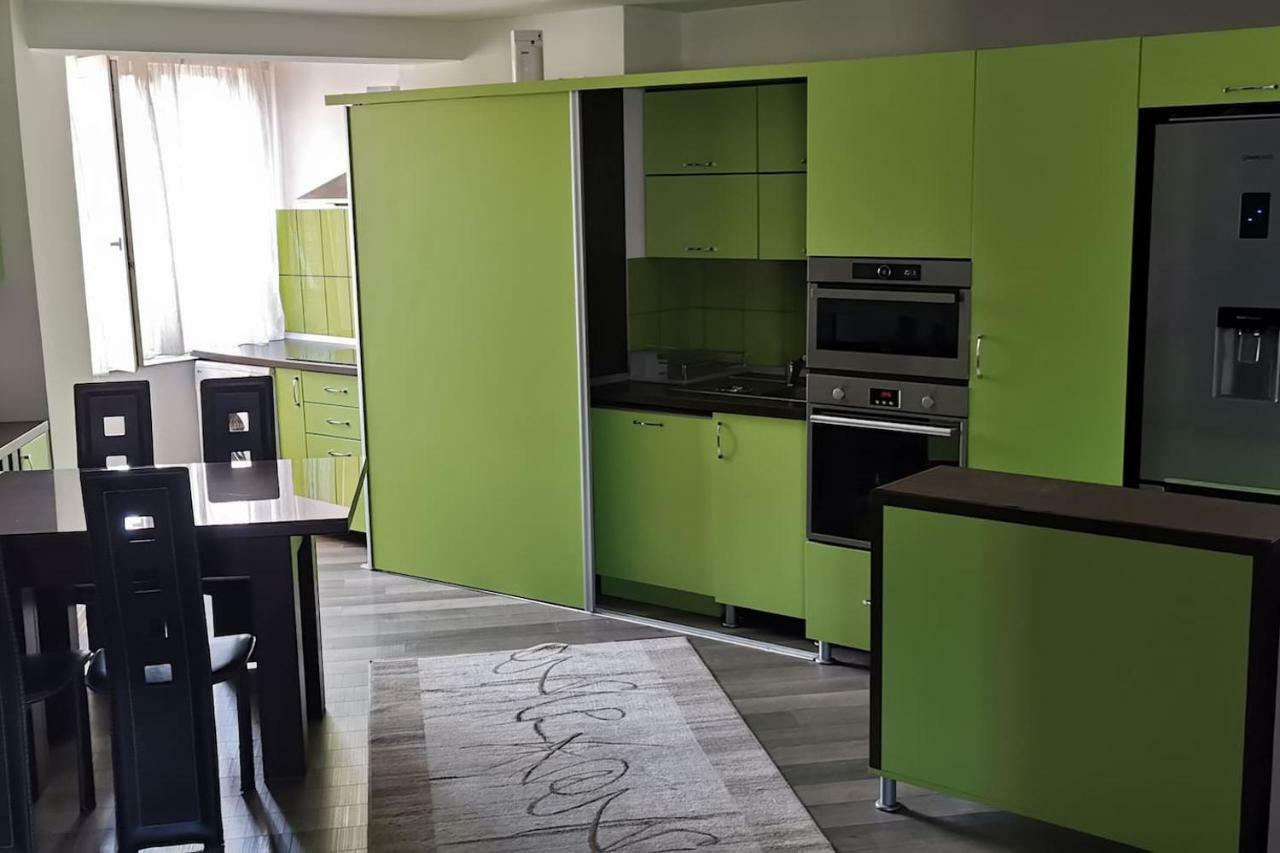 Luxury Apartment With Two Bedrooms And Large Living Room, 100 Square Meters, City Center Oradea Exterior photo