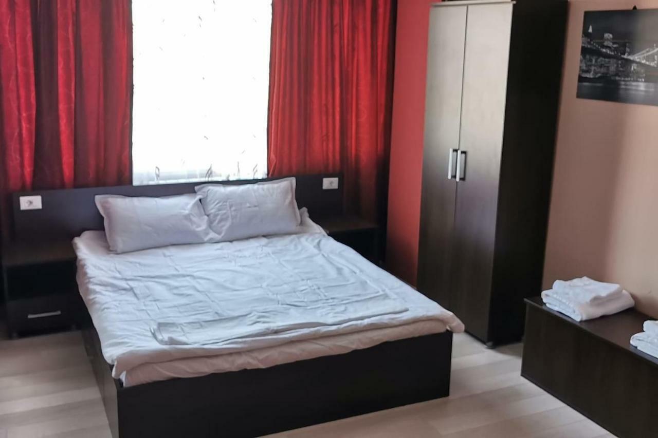Luxury Apartment With Two Bedrooms And Large Living Room, 100 Square Meters, City Center Oradea Exterior photo